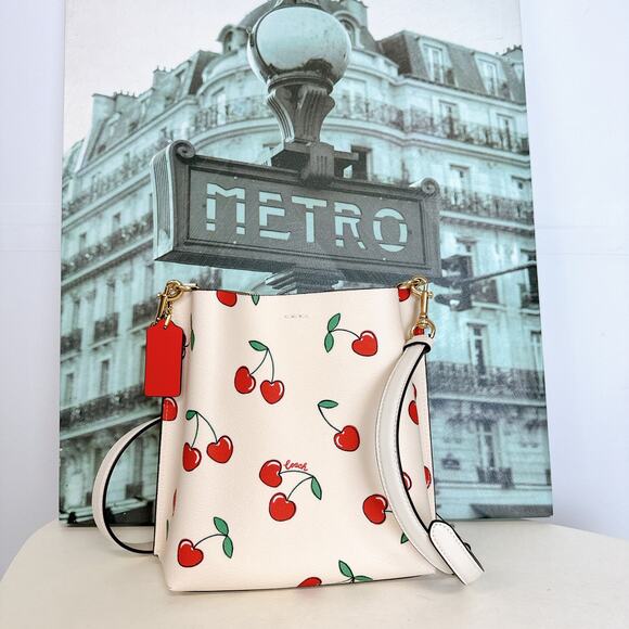 Coach CF422 Mollie Bucket 22 With Heart Cherry Print IN Chalk Multi - Picture 5 of 7